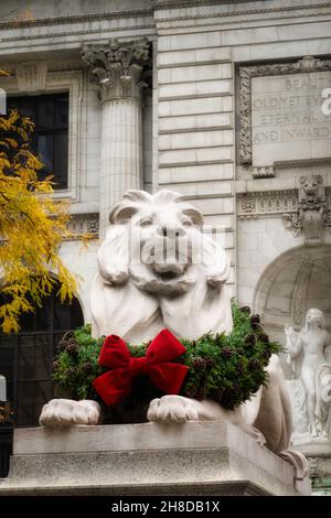 Die Löwenstatue mit Kranz während der Feiertage, New York Public Library, Hauptniederlassung, NYC Stockfoto