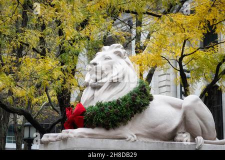 Die Löwenstatue mit Kranz während der Feiertage, New York Public Library, Hauptniederlassung, NYC Stockfoto