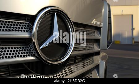 Mercedes-Logo auf einem LKW, Nahaufnahme. Mercedes-Benz Actros Stockfoto
