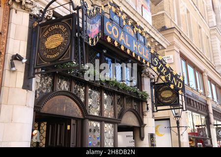 LONDON, Großbritannien - 6. JULI 2016: The Coal Hole Typical Pub in Farringdon, London. Es gibt mehr als 7.000 Pubs in London. Stockfoto