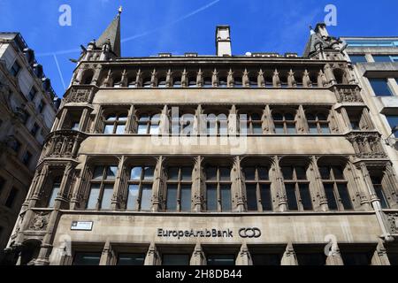 LONDON, Großbritannien - 8. JULI 2016: Büro der Europäischen Arabischen Bank in der City of London. Es ist Teil der Arabischen Bank, einer großen Finanzinstitution mit Sitz in Jordanien. Stockfoto