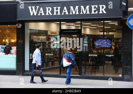 LONDON, Großbritannien - 6. JULI 2016: People Walk by Games Workshop Warhammer Game Shop in London. Es liegt an der berühmten Oxford Street. Stockfoto