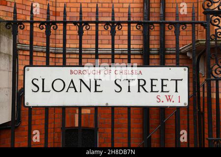 LONDON, Großbritannien - 9. JULI 2016: Sloane Street Schild in London, Großbritannien. London ist die bevölkerungsreichste Stadt im Vereinigten Königreich mit 13 Millionen Menschen, die in der U-Bahn leben Stockfoto