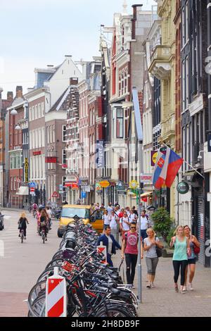 AMSTERDAM, NIEDERLANDE - JULI , 2017: Leute kaufen in der Amstel Straße in Amsterdam ein. Amsterdam ist mit 1,35 Einwohnern die Hauptstadt der Niederlande Stockfoto