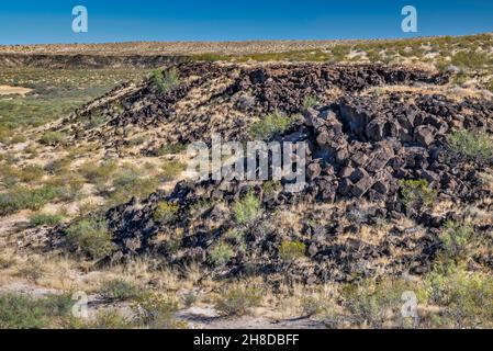 Vulkanisches Gestein bei Hunts Hole, Maar-Krater, Gebiet der East Potrillo Mountains, Organ Mountains Desert Peaks National Monument, New Mexico, USA Stockfoto