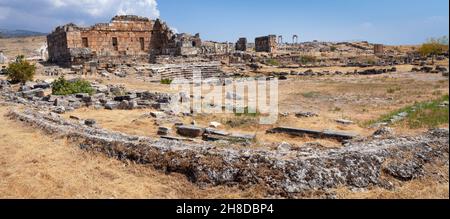 Ruinen der antiken Stadt Hierapolis in der Provinz Denizli. Ruinen von Mauern und Steinen auf archäologischer Stätte. Panoramablick Stockfoto