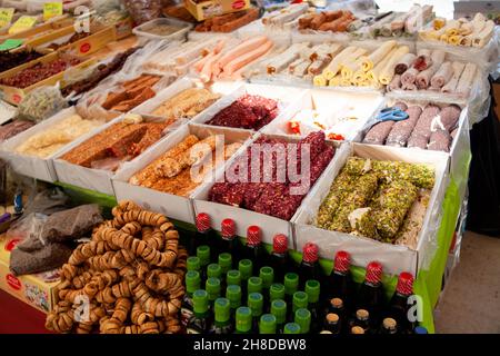 Verschiedene türkische Köstlichkeiten oder Lokum-Süßigkeiten auf dem türkischen Basar-Markt. Handel mit Lokumrollen auf dem Straßenmarkt in der Türkei. Selektiver Fokus auf der linken Ecke von p Stockfoto