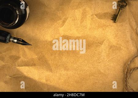 Vintage Liebe Brief Grunge Papier Textur Hintergrund mit Tintenfass. Postkarten- und Grußkartenkonzept Stockfoto