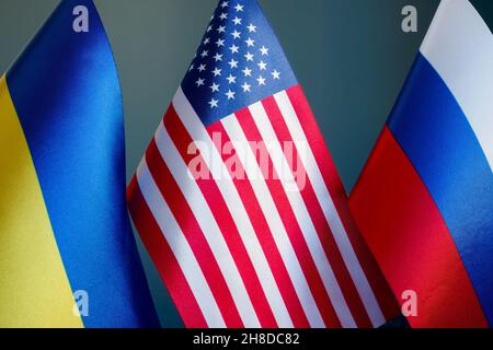 Flaggen der Ukraine, der Vereinigten Staaten von Amerika und Russlands. Stockfoto