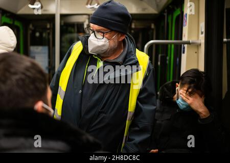 Hannover, Deutschland. 29th. November 2021. Ein Mitarbeiter der Üstra Hannoversche Verkehrsbetriebe prüft die 3G Fahrgastnachweise in der U-Bahn. In Hannover wurde von der Polizei Hannover, der Stadt Hannover und der Üstra Hannoversche Verkehrsbetriebe AG eine gemeinsame Corona-Kontrolle durchgeführt. Quelle: Philipp Schulze/dpa/Alamy Live News Stockfoto