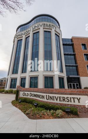 NORFOLK, VA, USA - 21. NOVEMBER: Bildungsgebäude und Eingangsschild am 11. November 2021 an der Old Dominion University in Norfolk, Virginia. Stockfoto