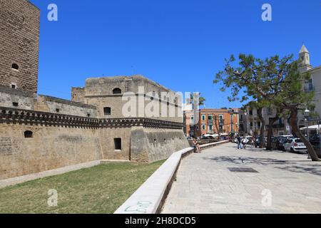 BARI, ITALIEN - 28. MAI 2017: Menschen gehen am Schloss in Bari, Italien vorbei. Vollständiger italienischer Name des Schlosses: Castello Normmanno-Svevo. Stockfoto