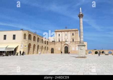 SALENTO, ITALIEN - 2. JULI 2017: Besucher besuchen das Heiligtum der Santa Maria de Finibus Terrae in der Stadt Santa Maria di Leuca in Apulien in Italien. Stockfoto