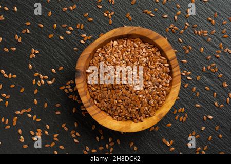 Quelle der Vitamine Gruppen B, Ballaststoffe, Omega 3, Kalium, Magnesium und Antioxidantien - Leinsamen auf der Oberfläche des Schiefer mit Kopieplatz Stockfoto