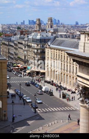 PARIS, FRANKREICH - 24. JULI 2011: Die Menschen besuchen die Rue Soufflot in Paris, Frankreich. Paris ist mit 15,6 Millionen internationalen Städten die meistbesuchte Stadt der Welt Stockfoto