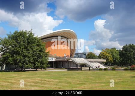 BERLIN, DEUTSCHLAND - 27. AUGUST 2014: Haus der Kulturen der Welt (HKW) in Berlin. Die moderne, zeitgenössische Kunst wurde 1956-57 errichtet. Stockfoto