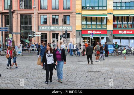 BERLIN, DEUTSCHLAND - 27. AUGUST 2014: Menschen besuchen den Hackeschen Markt in Berlin, der Hauptstadt Deutschlands. Stockfoto