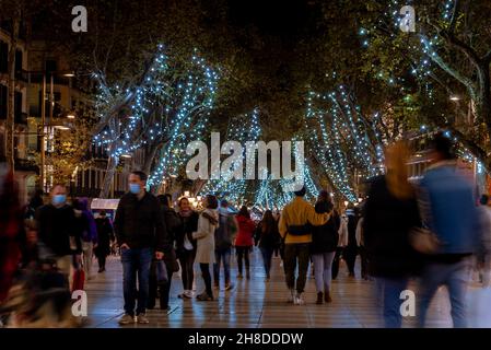 Spanien. 26th. November 2021. Touristen und Einkaufsbummel gehen am 26. November 2021 unter den Weihnachtslichtern in der Innenstadt in der Haupteinkaufsstraße Las Ramblas in Barcelona, Spanien. (Foto von Davide Bonaldo/Sipa USA) Quelle: SIPA USA/Alamy Live News Stockfoto