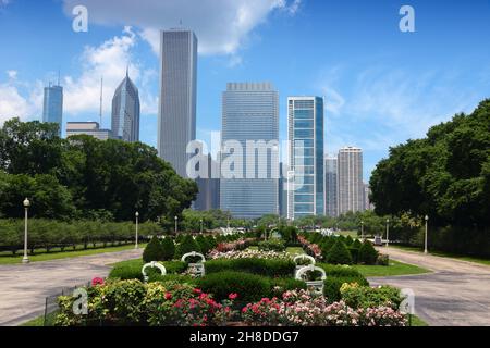 Chicago Skyline von Rosengarten im Grant Park gesehen. Stockfoto