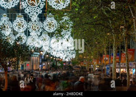 Spanien. 26th. November 2021. Touristen und Einkaufsbummel gehen am 26. November 2021 unter den Weihnachtslichtern in der Innenstadt in der Haupteinkaufsstraße Carrer de l'Angel in Barcelona, Spanien. (Foto von Davide Bonaldo/Sipa USA) Quelle: SIPA USA/Alamy Live News Stockfoto