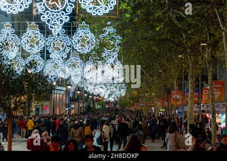 Spanien. 26th. November 2021. Touristen und Einkaufsbummel gehen am 26. November 2021 unter den Weihnachtslichtern in der Innenstadt in der Haupteinkaufsstraße Carrer de l'Angel in Barcelona, Spanien. (Foto von Davide Bonaldo/Sipa USA) Quelle: SIPA USA/Alamy Live News Stockfoto