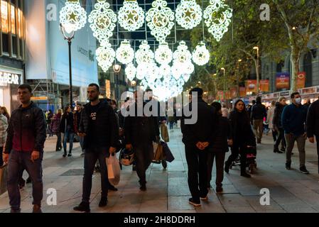 Spanien. 26th. November 2021. Touristen und Einkaufsbummel gehen am 26. November 2021 unter den Weihnachtslichtern in der Innenstadt in der Haupteinkaufsstraße Carrer de l'Angel in Barcelona, Spanien. (Foto von Davide Bonaldo/Sipa USA) Quelle: SIPA USA/Alamy Live News Stockfoto