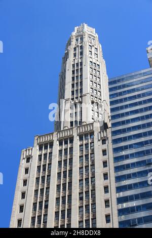 CHICAGO, USA - 27. JUNI 2013: Mather Tower neogotischer Wolkenkratzer in Chicago. Es ist Teil des Michigan-Wacker Historic District und beherbergt ein Hotel. Stockfoto