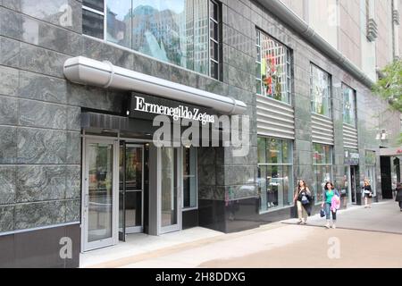 Chicago, USA - 26. JUNI 2013: Ermenegildo Zegna Store at Magnificent Mile in Chicago. Das Modeunternehmen ist derzeit eines der größten globalen Produ Stockfoto