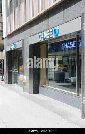 NEW YORK, USA - 4. JULI 2013: Chase Bank Filiale in New York. Die JPMorgan Chase Bank ist eine der vier großen Banken der USA. Sie hat 5.100 Filialen und 16.100 Stockfoto