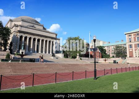 NEW YORK, USA - 6. JULI 2013: Menschen besuchen den Campus der Columbia University in New York. Columbia ist eine private Ivy League-Forschungsuniversität in New York Stockfoto