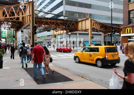 CHICAGO, USA - 26. JUNI 2013: Autos fahren unter erhöhten Bahngleisen in Chicago. Chicago ist die 3rd bevölkerungsreichste US-Stadt mit 2,7 Millionen Einwohnern ( Stockfoto