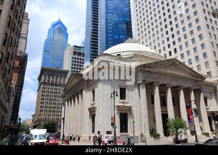 PHILADELPHIA, USA - 11. JUNI 2013: Die Menschen laufen an der alten Girard Bank in Philadelphia vorbei. Seit 2012 ist Philadelphia die 5th bevölkerungsreichste Stadt in den USA w Stockfoto