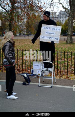 Mann im Gespräch mit einer jungen Frau in Speakers Corner, Hyde Park, London, Großbritannien. Stockfoto