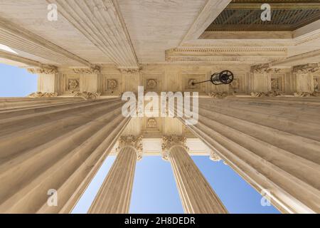 Niedrige Winkelansicht von Architekturspalten Stockfoto