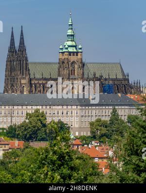 Der Veitsdom der Prager Burg erhebt sich über dem Neuen Königspalast und den rot gedeckten Gebäuden des historischen Viertels Malá Strana. Stockfoto