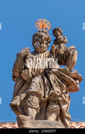 Die Statue des Heiligen Christophorus, der ein Kind trägt, an der Fassade des Prager Loreto. Stockfoto