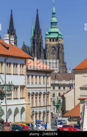 Blick auf die Loretánská Straße in Richtung Prager Burg und den gotischen Türmen des Veitskathedrals. Stockfoto