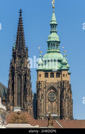 Der kupferbedeckte Südliche Aussichtsturm der St. Vitas Kathedrale mit seiner barocken Pacassi-Kuppel, der goldenen Kugel und dem 3,5m hohen vergoldeten Löwen. Stockfoto