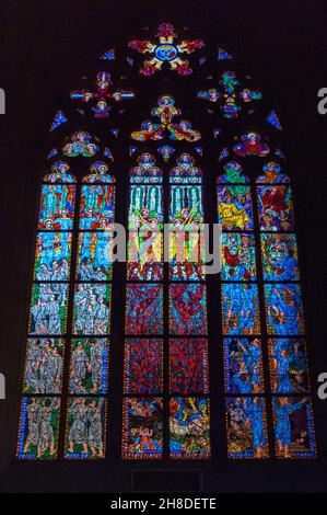 František Kyselas buntes Buntglasfenster zum Thema der acht Seligpreisungen in der Agneskapelle oder der Bartoň-Dobenín-Kapelle Stockfoto