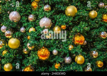 Im Einkaufszentrum stehen große Christbaumstände, die mit Bällen geschmückt sind Stockfoto