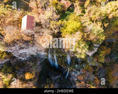 Luftaufnahme vom Herbst des Polska Skakavitsa Wasserfalls am Berg Zemen, Region Kyustendil, Bulgarien Stockfoto