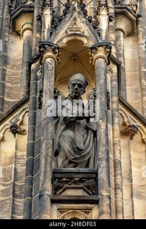 Die Skulptur des Erzbischofs Arnošt von Pardubice, dem Schutzpatron der gotischen Kathedrale St. Veits, über dem Hauptportal zur Kathedrale Stockfoto