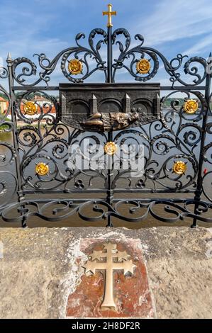 Eine Gedenktafel des Hl. Johannes von Nepomuk in der Mitte der Karlsbrücke in Prag. Es markiert die Stelle, an der der heilige Johannes in der Moldau ertrank Stockfoto