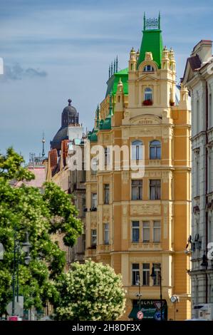 Ein lebendiges grünes Dach ragt über das Jugendstil-U Oštěpů-Gebäude von František Václavík und Karel Janda aus dem Jahr 1905 in der Kolkovně-Straße in der Prager Altstadt. Stockfoto