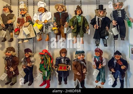 Eine Sammlung von handgefertigten Holzpuppen an der Wand des tschechischen Marionettes-Ladens in der Nerudova-Straße, Prag Stockfoto