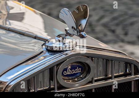 Ein glitzerndes Chrom Skoda Winged Arrow Kühlerfigur auf einem Oldtimer Skoda 422 in Prag Stockfoto