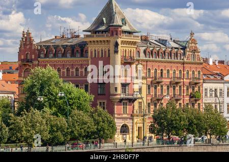 Das Bellevue-Haus von Konstantin Mráček im holländischen Renaissance-Stil an der Ecke der Karoliny-Světlé-Straße und des Smetana-Uferdamms in der Prager Altstadt Stockfoto