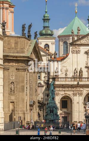 Prags Křižovnické náměstí (Kreuzritterplatz) mit der Statue von Karl IV. Flankiert von den Kirchen St. Salvador und St. Francis Assisi Stockfoto