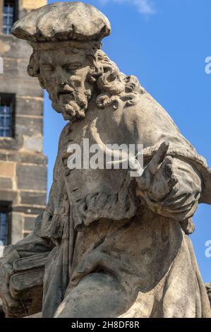 Matthias Brauns Steinstatue von Ivo von Kermartin, auf der Südseite der Prager Karlsbrücke. Ivo war Pfarrer unter den Armen von Louannec Stockfoto