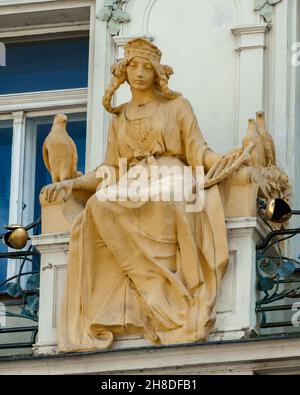 Auf dem Balkon der Jugendstilfassade von Osvald Polívka in der Prager Altstadt befindet sich eine Skulptur eines Mädchens mit Harfe und Tauben. Die Fassade der Karlova-Straße 178 wurde von Osvald gestaltet. Stockfoto